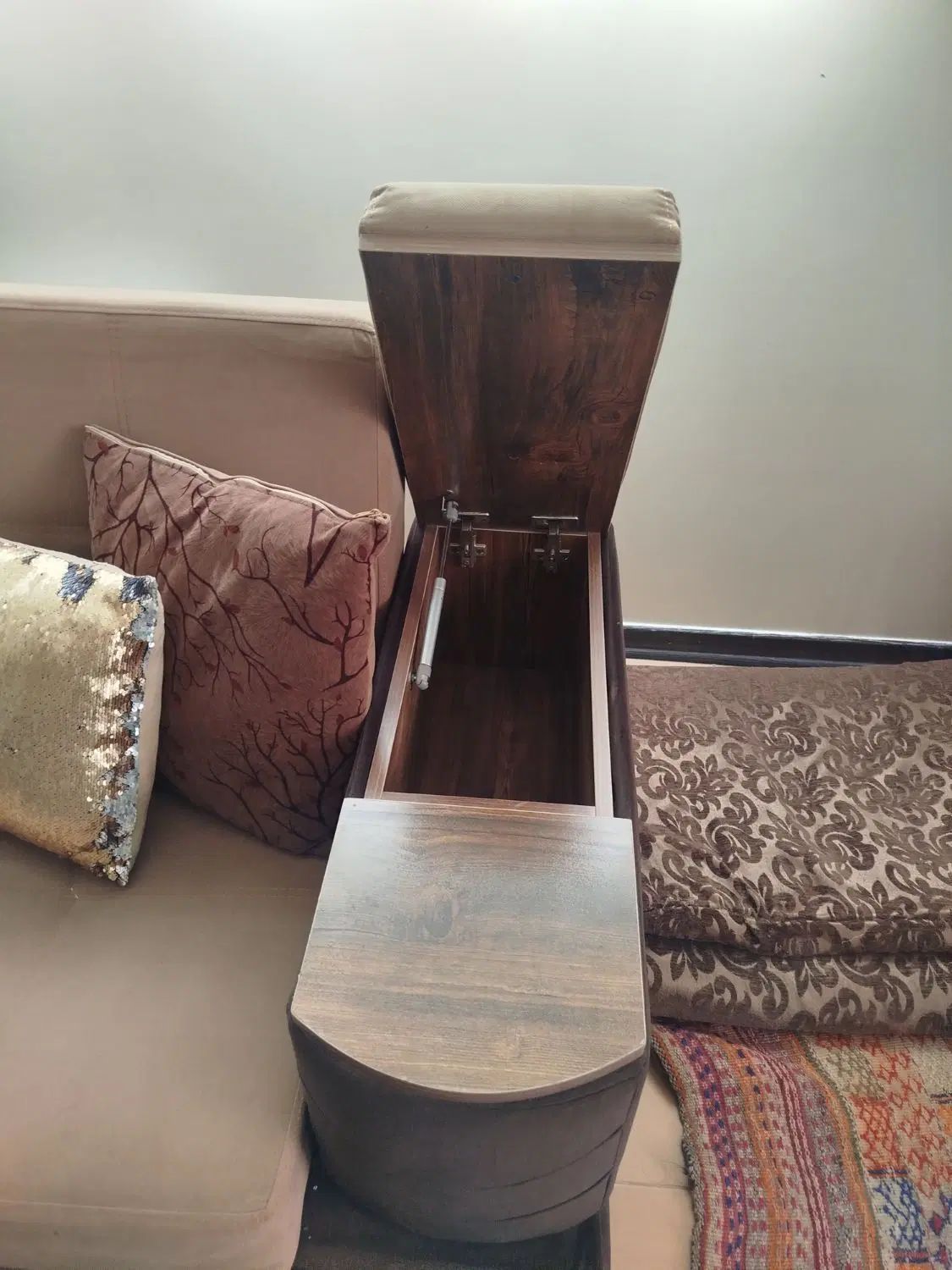 مبلمان ال تخت خواب شو|مبلمان خانگی و میز عسلی|اصفهان, باغ زیار|دیوار