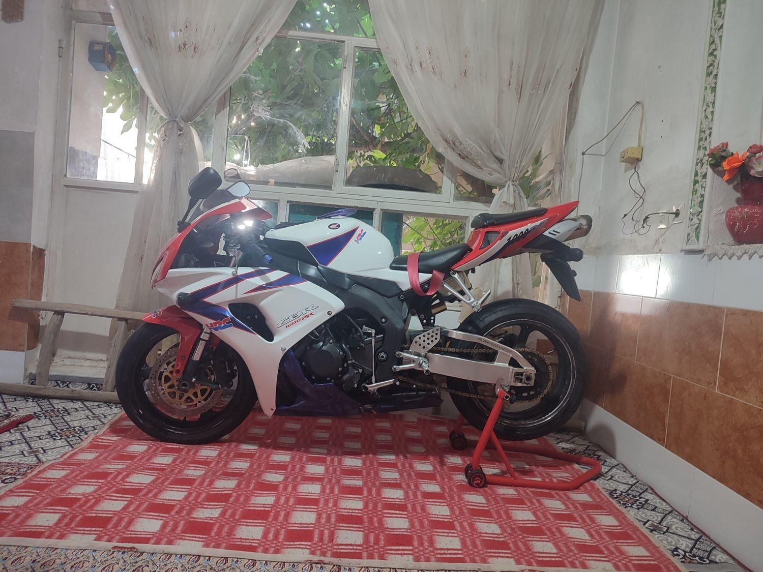 cbr1000rr|موتورسیکلت|تهران, سعادت‌آباد|دیوار