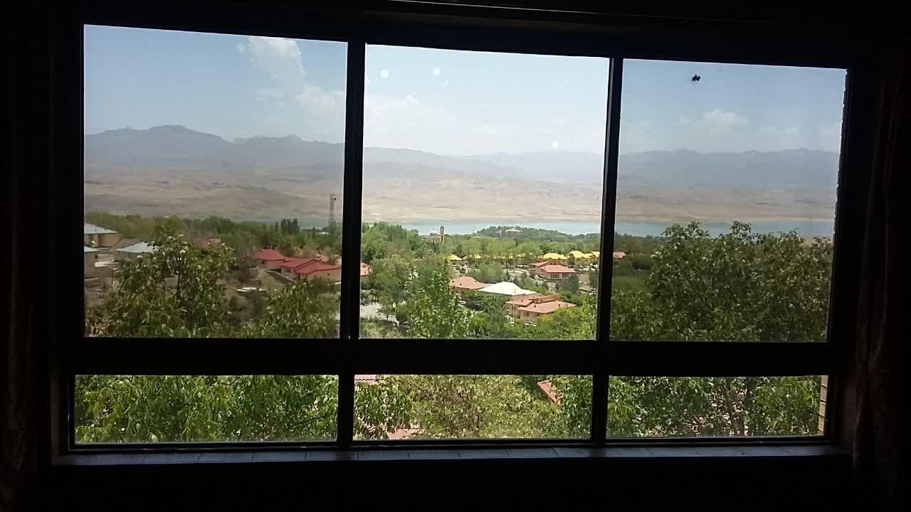 ویلا با بهترین ویو دهکده چادگان|اجارهٔ کوتاه‌مدت ویلا و باغ|اصفهان, نقش جهان|دیوار