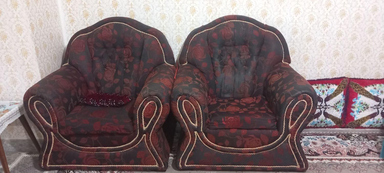 2عدد مبل تک نفره درحد نو|مبلمان خانگی و میز عسلی|آباده, |دیوار