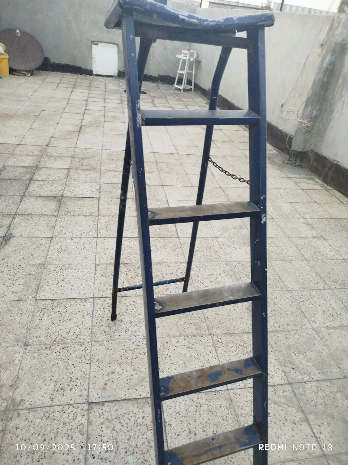 نردبان|ابزارآلات|مشهد, موعود|دیوار