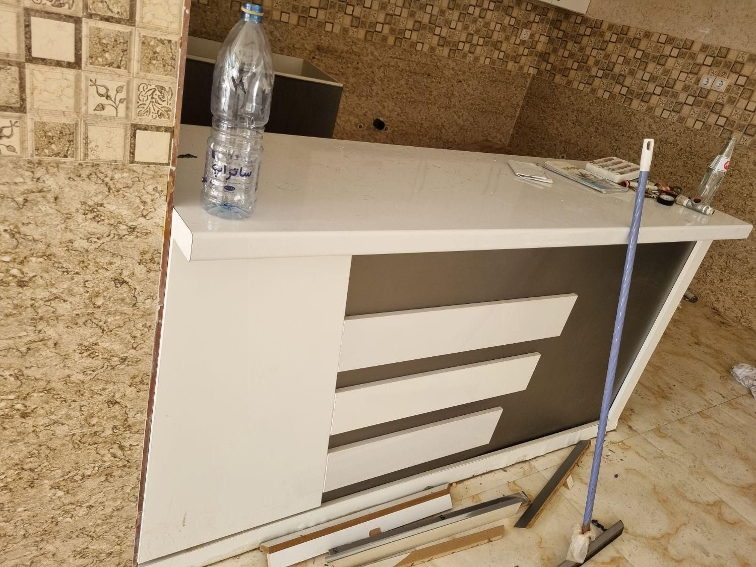 کابینت های گلاس بسیار محکم و نو|آب‌چکان و نظم‌دهنده ظروف|شیراز, درکی|دیوار