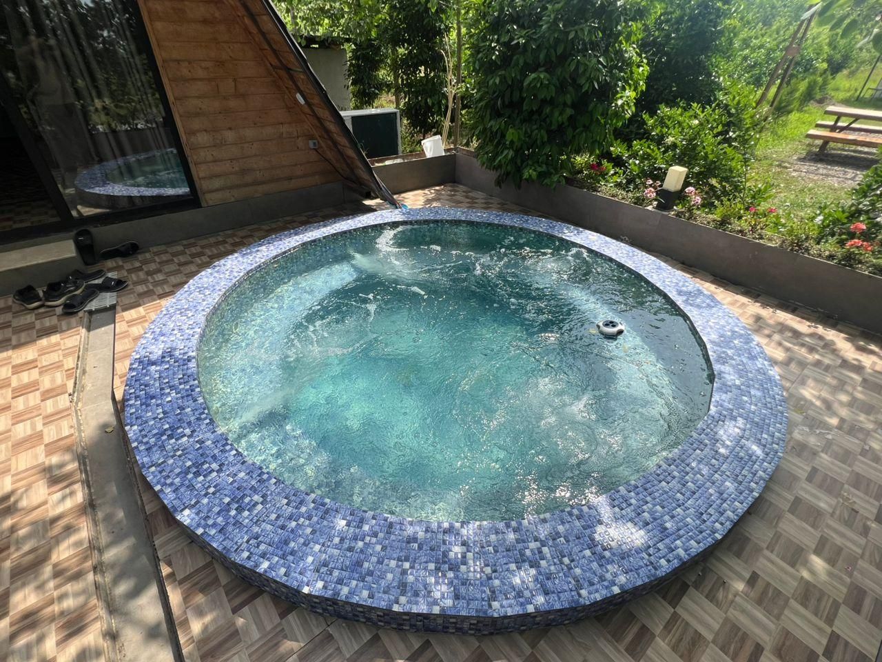 اجاره کلبه سوئیسی جکوزی دار جنگلی با برکه|اجارهٔ کوتاهمدت ویلا و باغ|رشت, استادسرا|دیوار