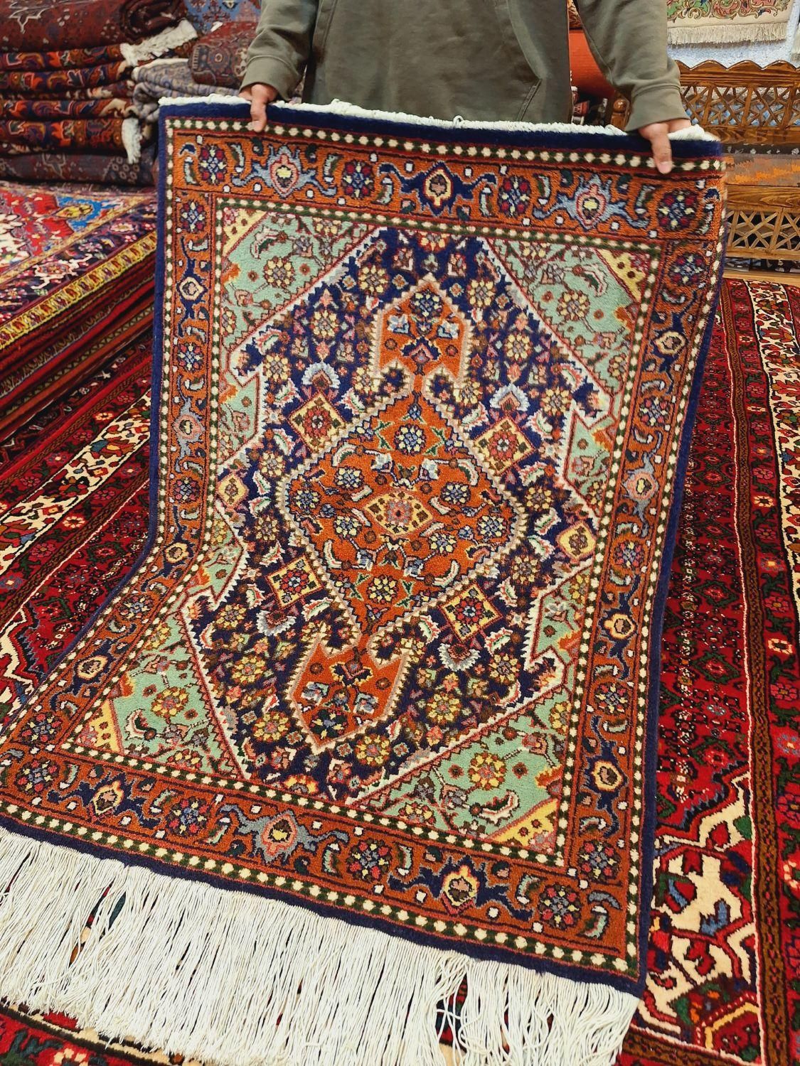 ذرع و نیم دستباف تبریز زمینه سرمه ای|فرش|تهران, اکباتان|دیوار