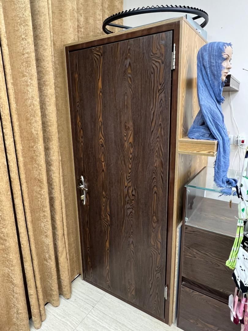 ویترین پوشاک و پرو ام دی اف در حد نو|فروشگاه و مغازه|کرمان, |دیوار