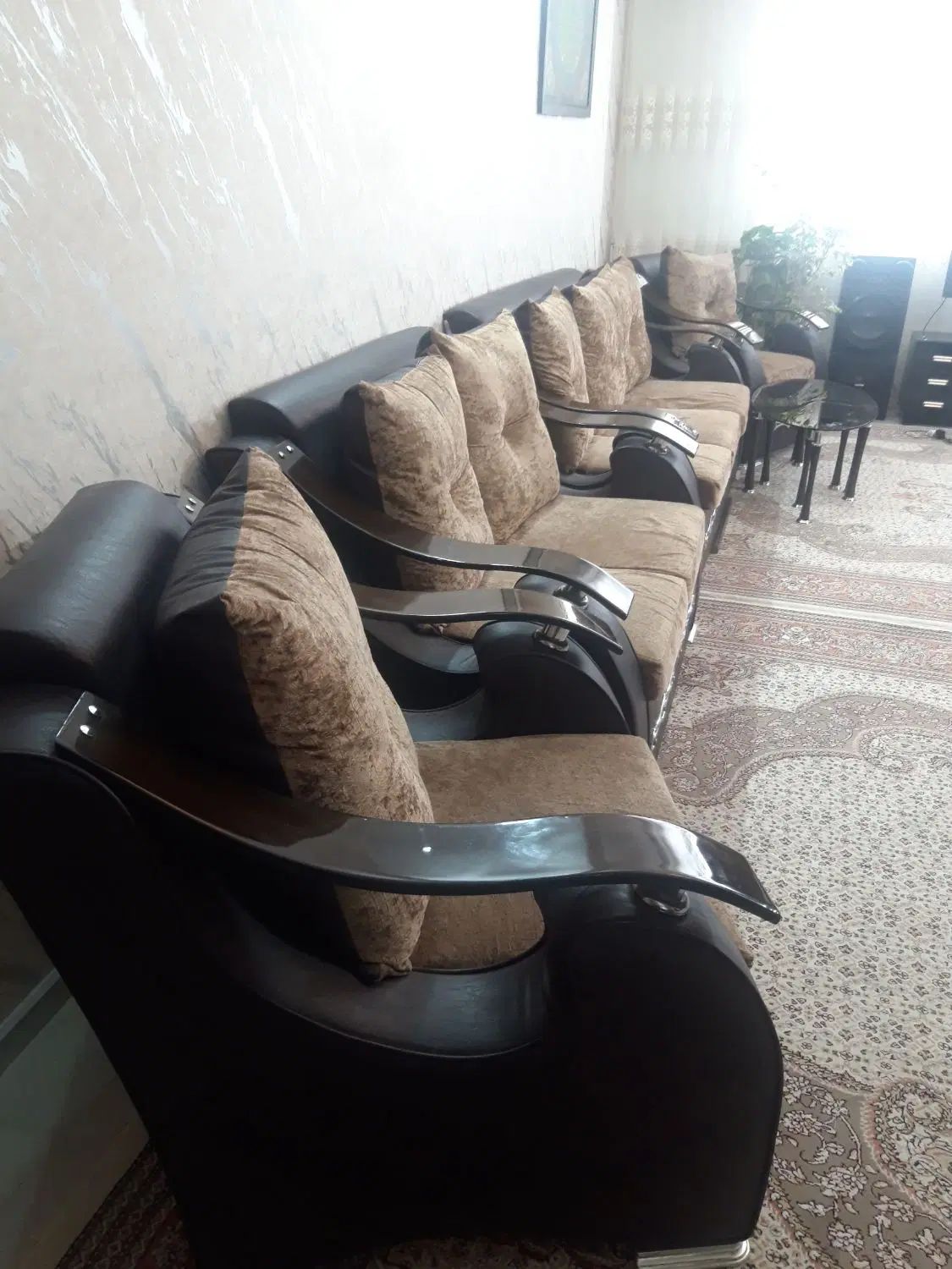 مبل ۷نفره راحتی چرم و مخل با میز اصلی|مبلمان خانگی و میز عسلی|مشهد, حجاب (شهرک غرب)|دیوار