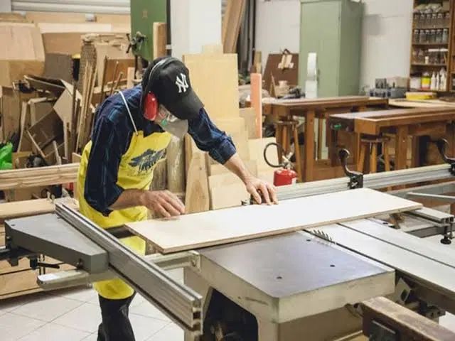 کارگر ماهر ، نیمه ماهر در کارگاه کابینت سازی|استخدام صنعتی، فنی، مهندسی|اندیشه, اندیشه فاز ۱|دیوار