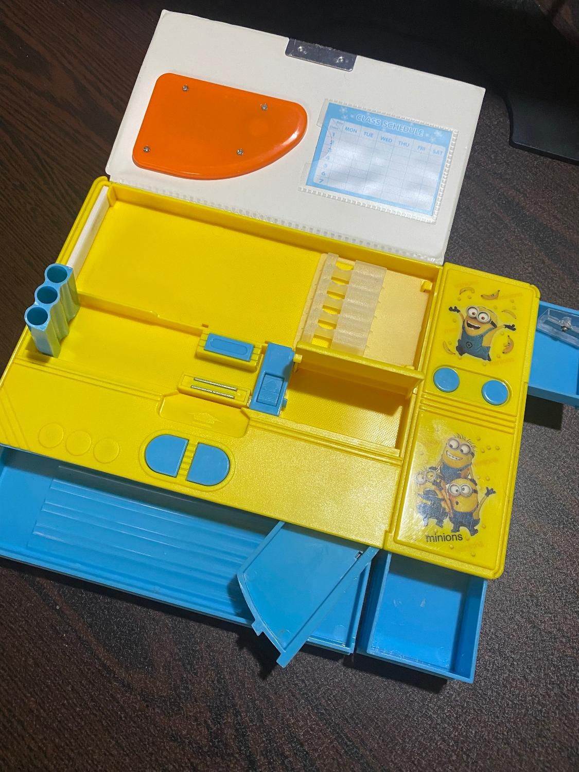 جامدادی مینیون|لوازم التحریر|رشت, گلسار|دیوار