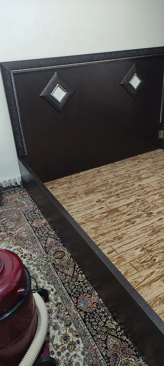 تخت دو نفره به همراه تشک و رو تختی و بالشت روتختی|تخت و سرویس خواب|فولادشهر, B6|دیوار