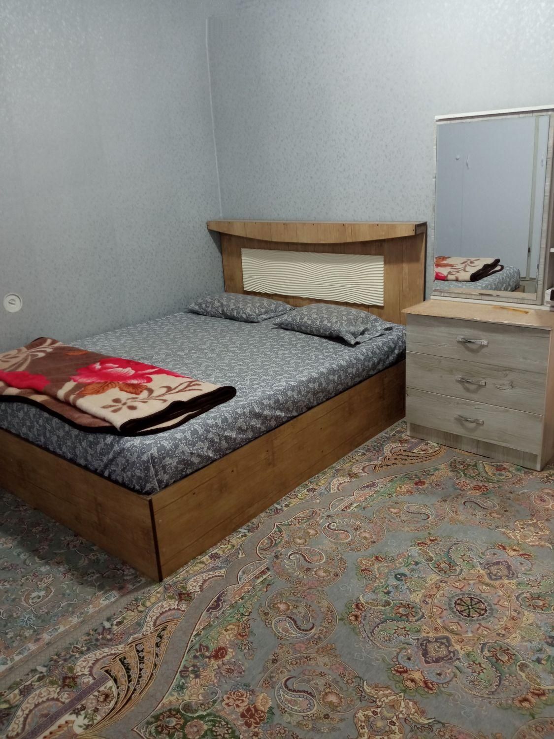 منزل مبله مستقل نواب صفوی|اجارهٔ کوتاه‌مدت آپارتمان و سوئیت|شیراز, کوشک میدان|دیوار