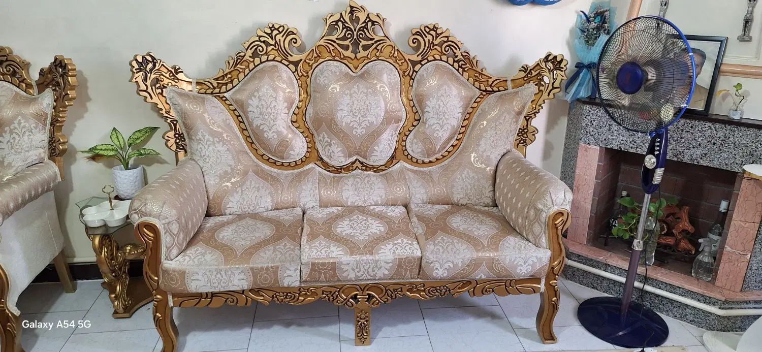 مبلمان ۷ نفره سلطنتی و پاتیشن و ساعت و گلدون و کمد|مبلمان خانگی و میز عسلی|قرچک, شهرک طلائیه|دیوار