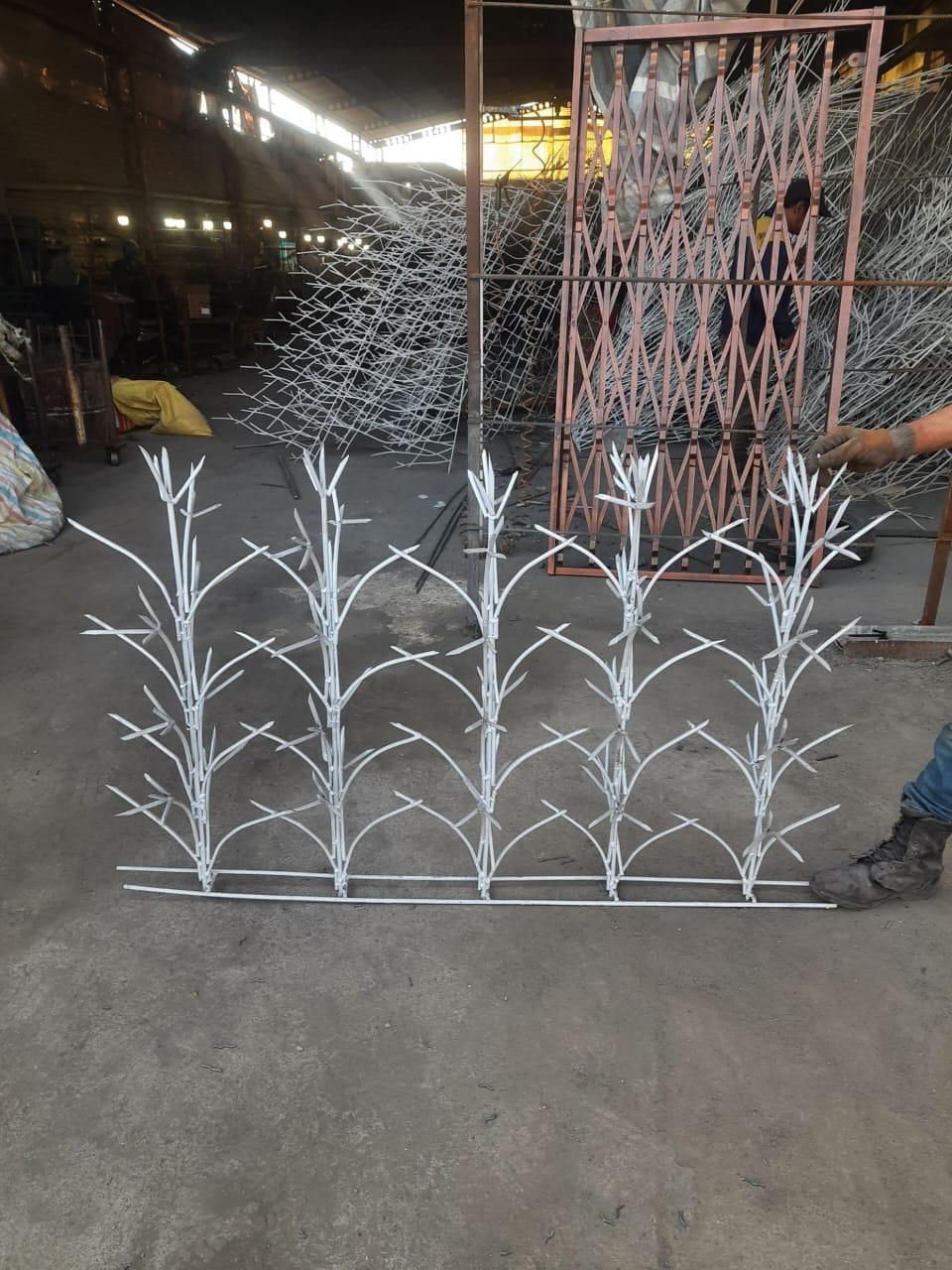 تولید حفاظ نرده روی دیوار شاخ گوزنی بوته میلگردی|خدمات پیشه و مهارت|مشهد, رده|دیوار
