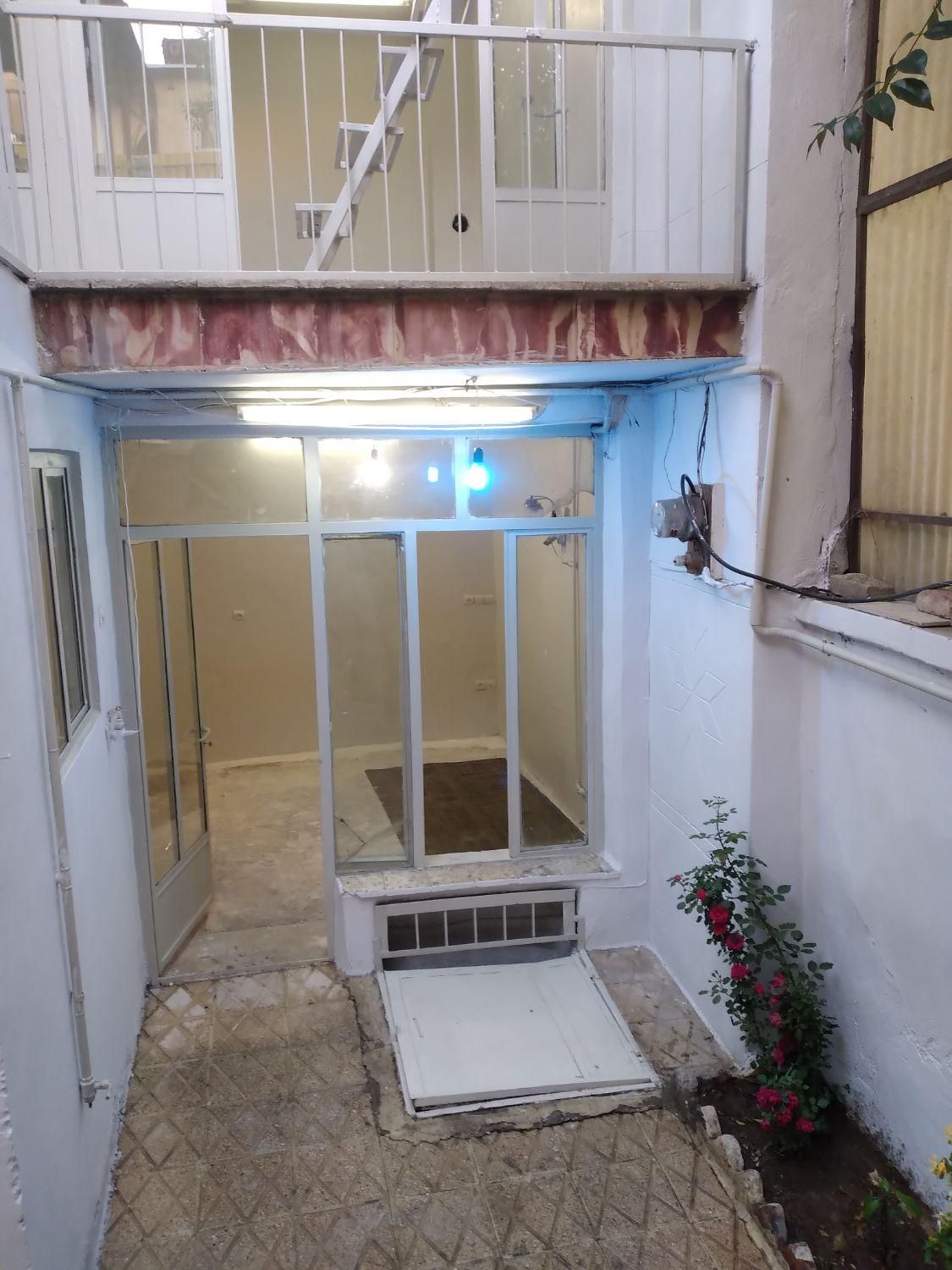 حیاط در بستی دو طبقه|اجارهٔ خانه و ویلا|تهران, بیسیم|دیوار