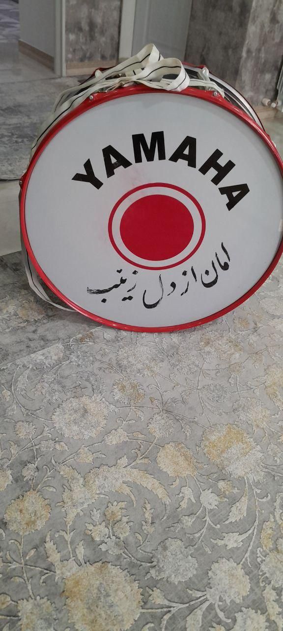 طبل کاملا نو|درام و پرکاشن|صومعه‌سرا, |دیوار