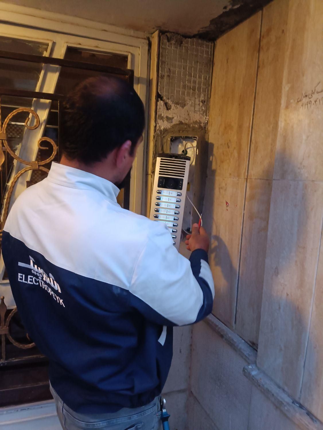 نصب وتعمیرات انواع ایفون های صوتی وتصویری بافروش|خدمات پیشه و مهارت|بروجرد, |دیوار