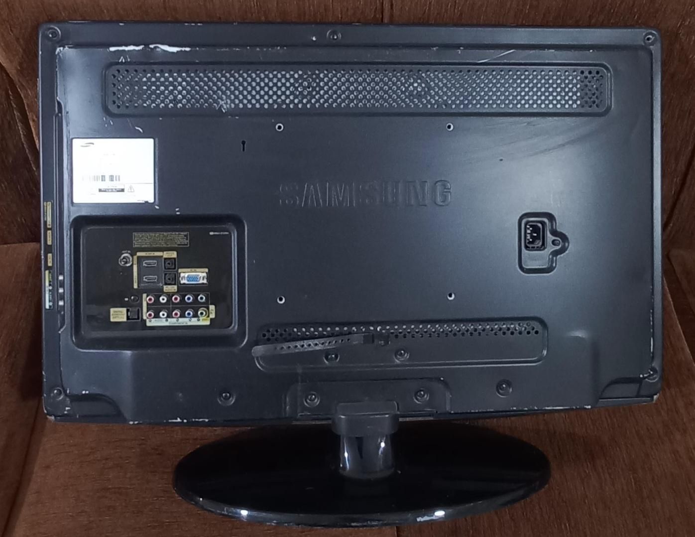 تلویزیون سامسونگ ال سی دی شکسته|تلویزیون و پروژکتور|پرند, فاز ۵|دیوار