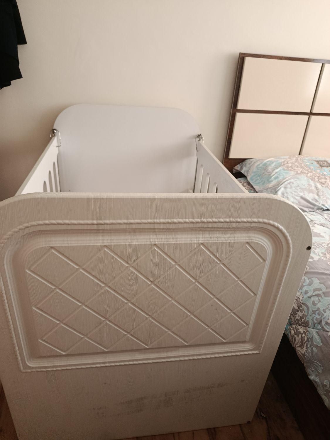 تخت کنار مادر|تخت و صندلی بچه|رشت, سعدی (تختی)|دیوار