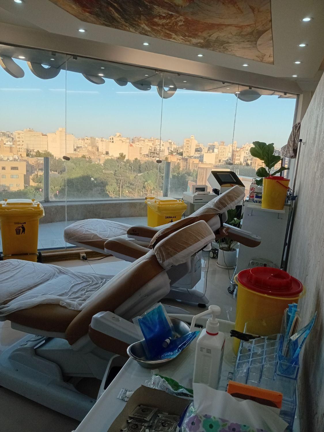 واگذاری کلینیک زیبایی با سابقه و پرمشتری|اجارهٔ دفتر کار، اتاق اداری، مطب|قم, بلوار امین و ساحلی|دیوار