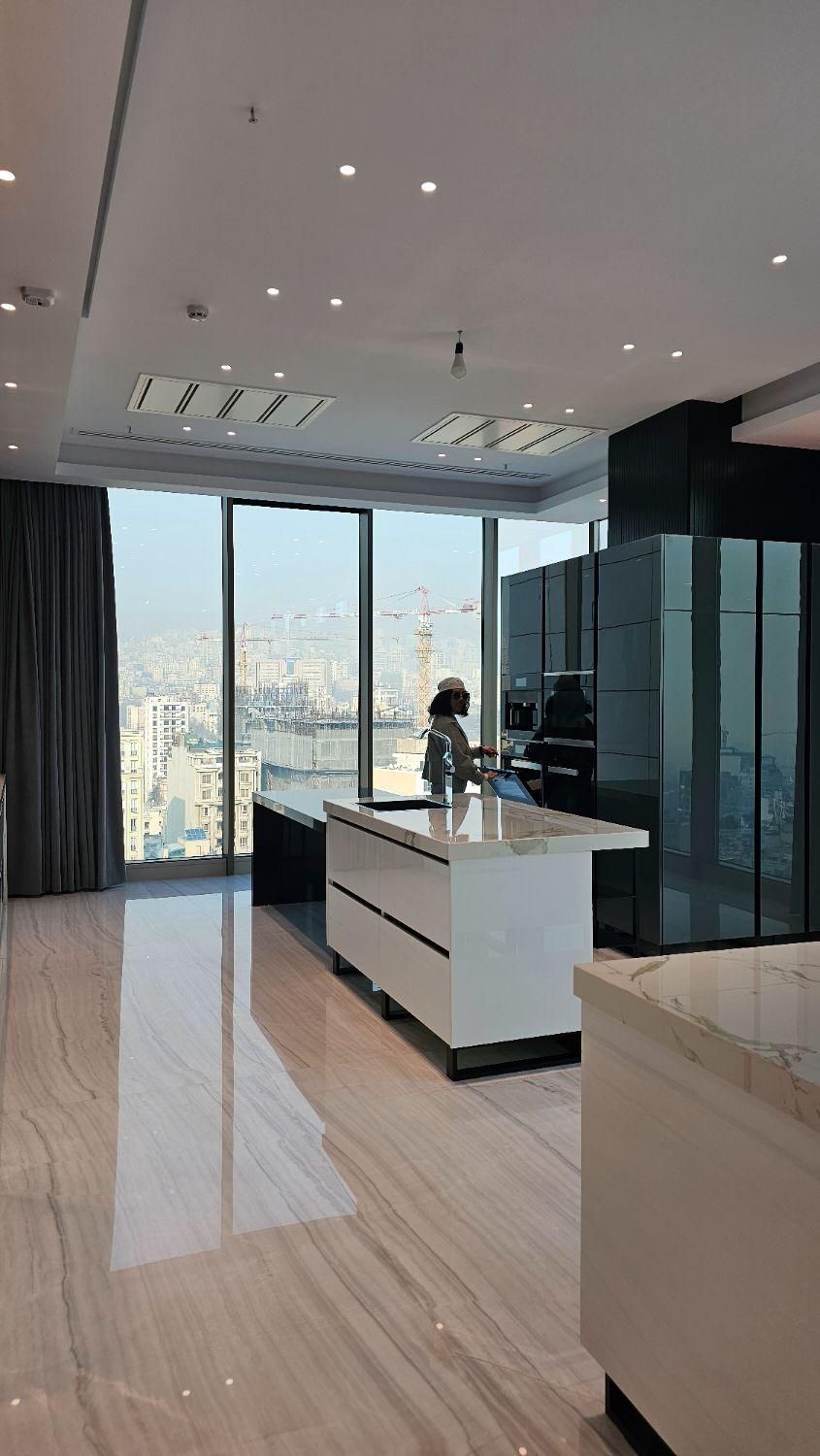 مدرن نیویورکی تمام شیشه‌ای / ۴۱۰ متر الهیه