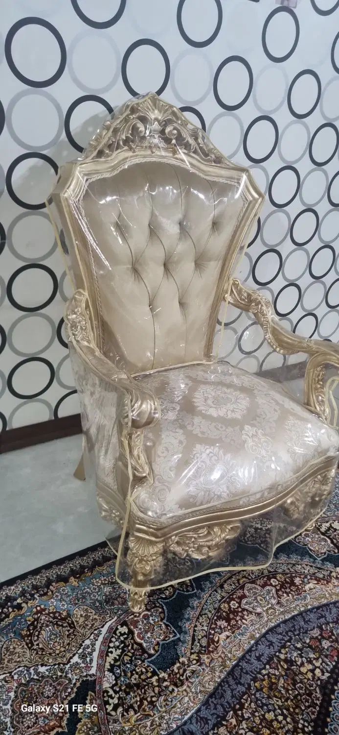 مبل ۹ نفره سلطنتی در حد نو به همراه کاور رو|مبلمان خانگی و میز عسلی|سیرجان, |دیوار