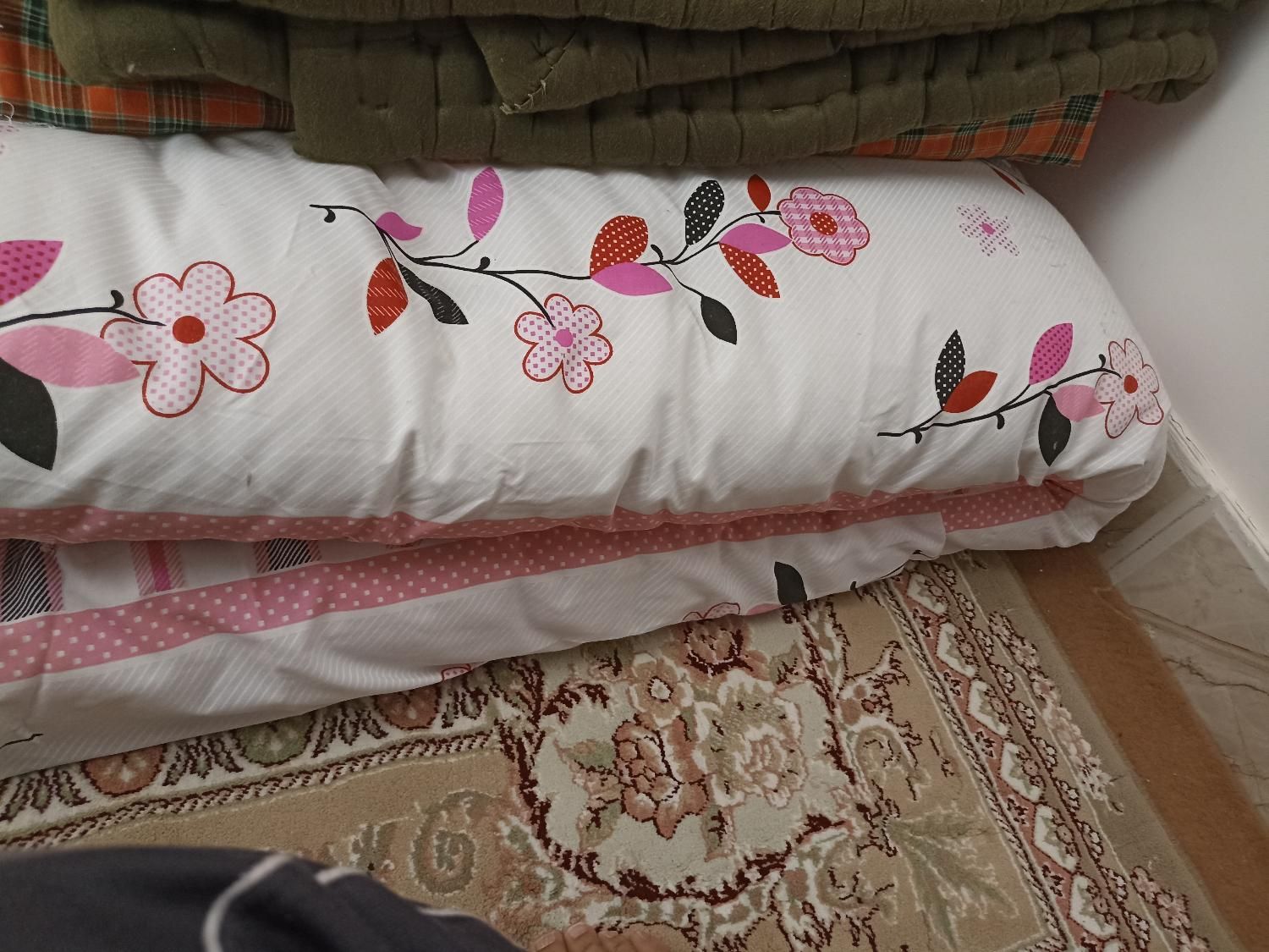 یک تشک دو نفره و ۲تا یک نفره|رختخواب، بالش، پتو|آران و بیدگل, |دیوار