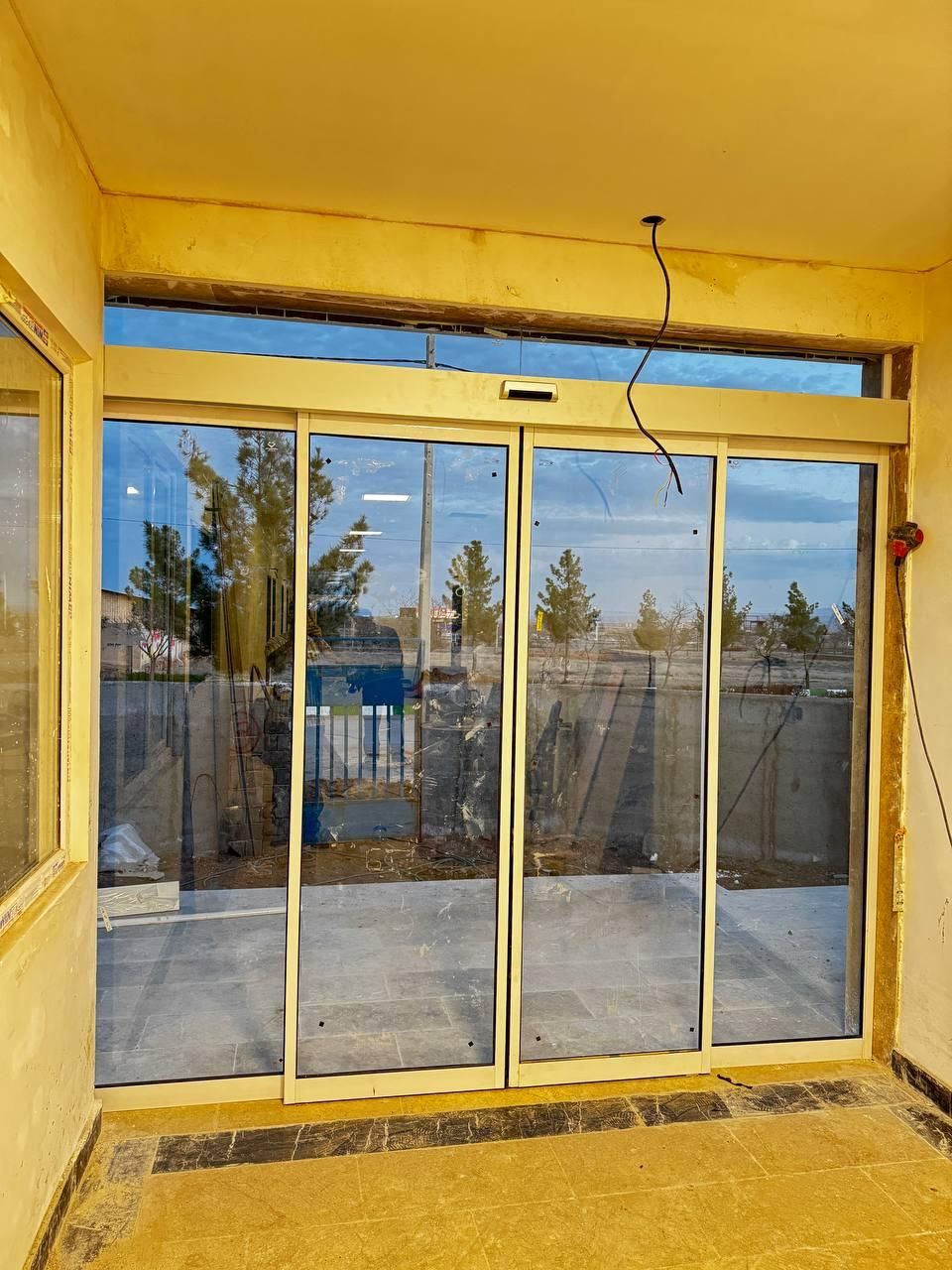 درب شیشه ای فریم دار تضمینی|مصالح و تجهیزات ساختمان|مشهد, جاهد شهر|دیوار