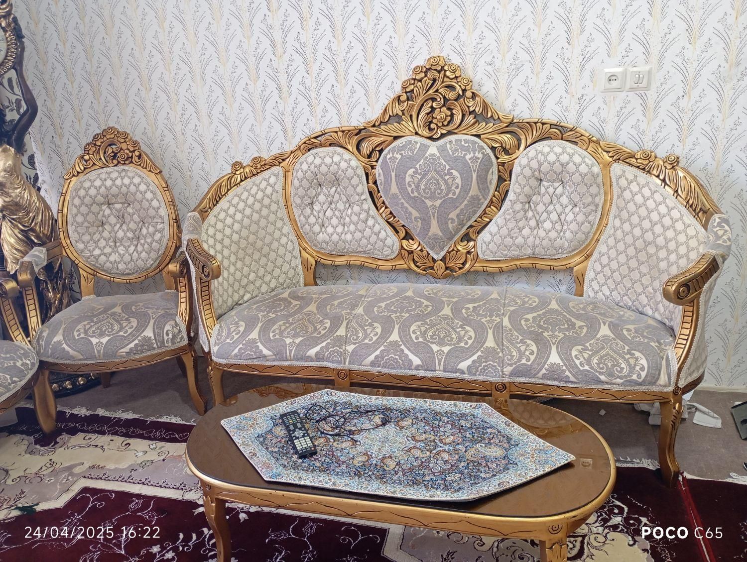 مبل سلطنتی ۹ نفره در حد نو بسیار شیک و تمیز|مبلمان خانگی و میز عسلی|تربت‌حیدریه, کاشانی|دیوار