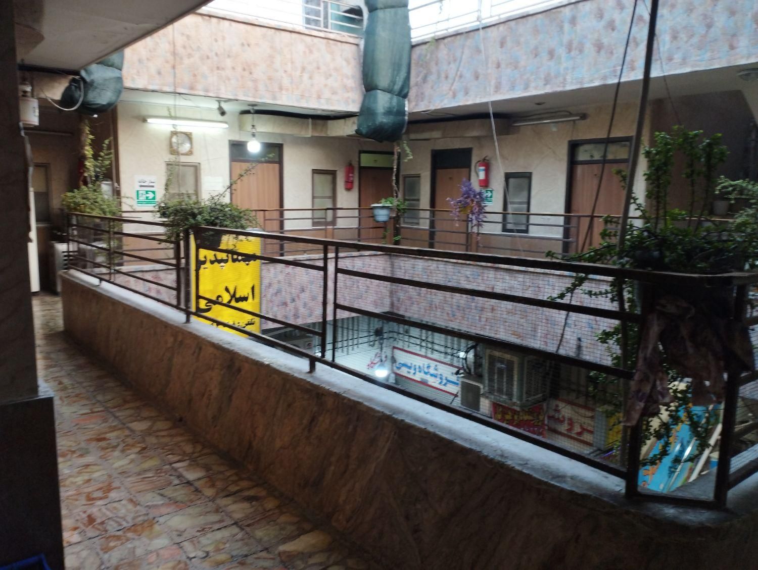 مهمانپذیر دوستاره جنب حرم شاهچراغ|اجارهٔ کوتاه‌مدت آپارتمان و سوئیت|شیراز, سیاه سنگ|دیوار