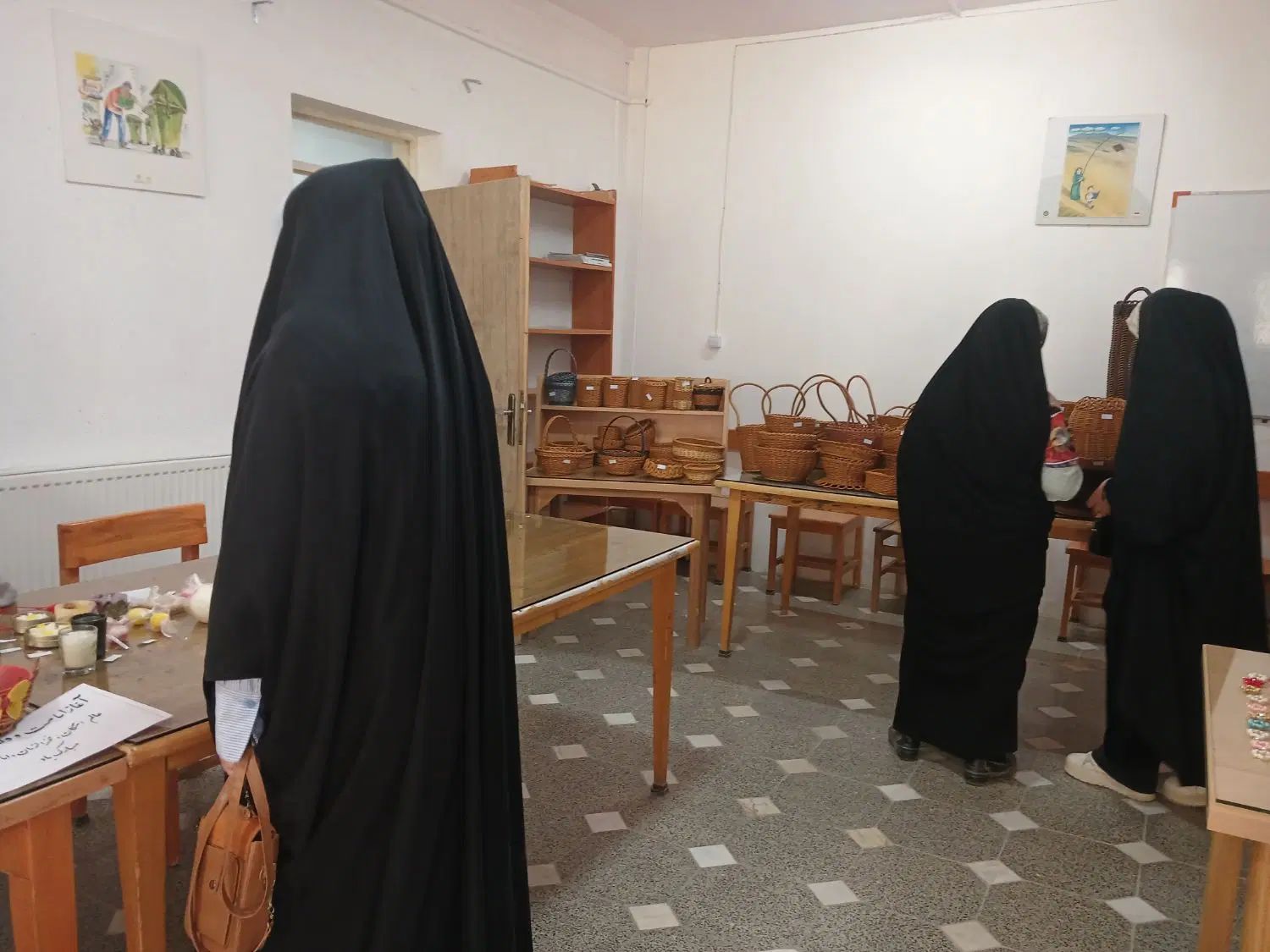 نمایشگاه و فروشگاه هنری بانوان کبودراهنگ|گردهمایی و همایش|کبودرآهنگ, |دیوار