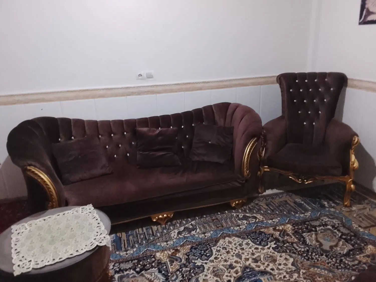 یه دست مبل  ۵نفره کاملا تمیز و مستحکم فروش میرسد|مبلمان خانگی و میز عسلی|تهران, ایران|دیوار