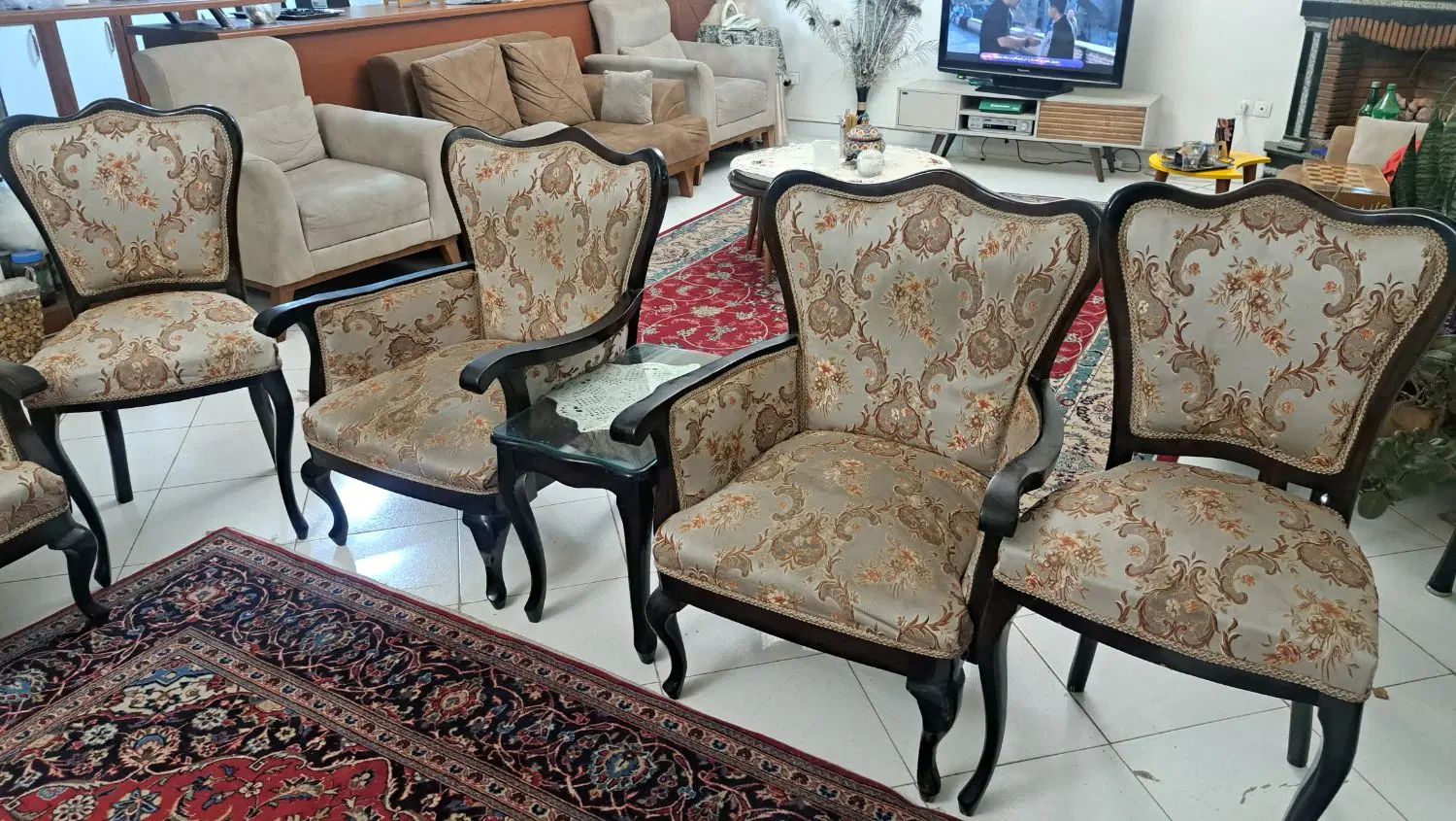 مبل ۷ نفره کلاسیک فرانسوی + ۲ میزبان|مبلمان خانگی و میز عسلی|کرج, عظیمیه|دیوار