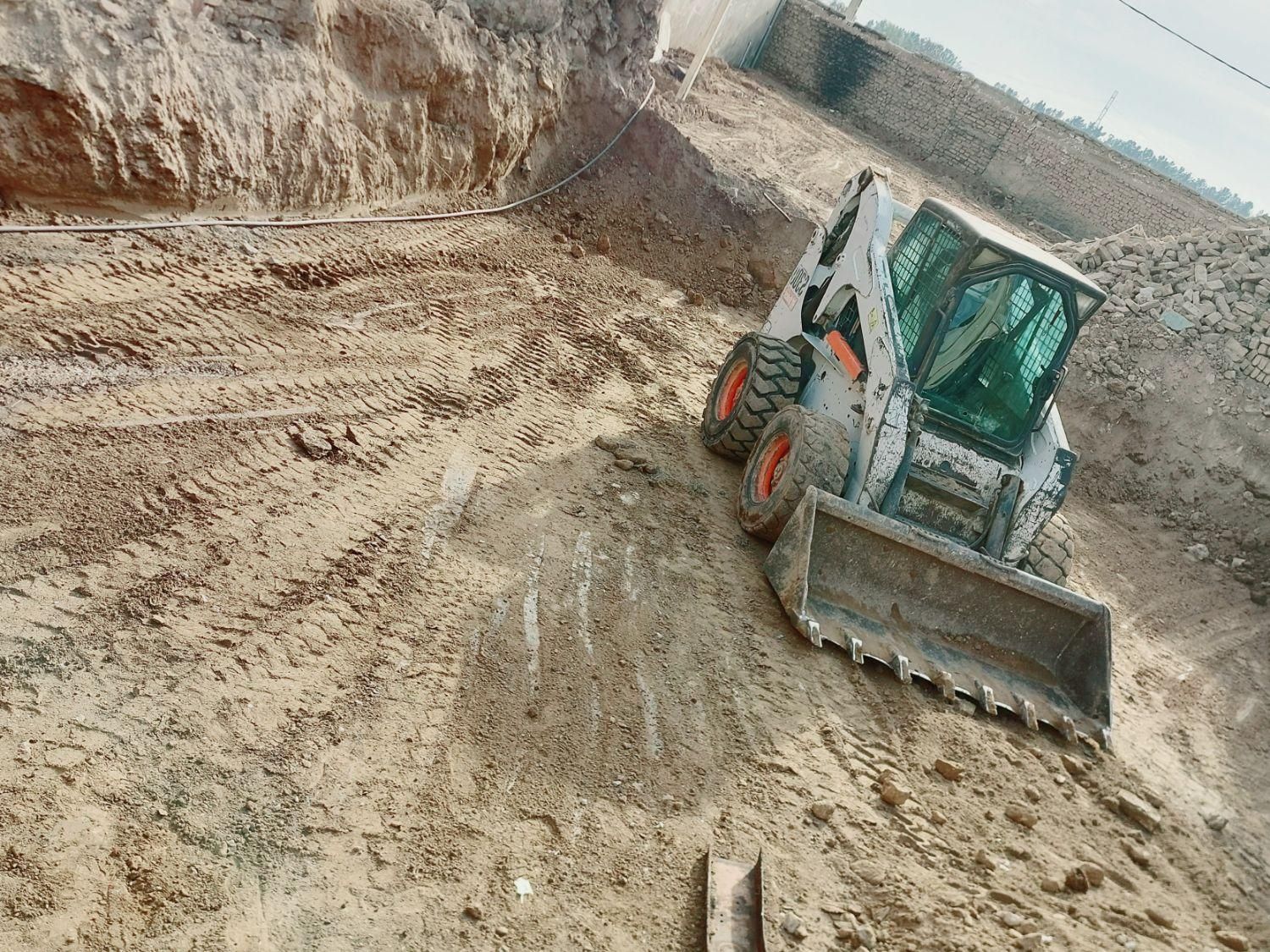 ...خاکبرداری و تهیه مصالح و نخاله ساختمانی .|خدمات حمل و نقل|کهریزک, |دیوار