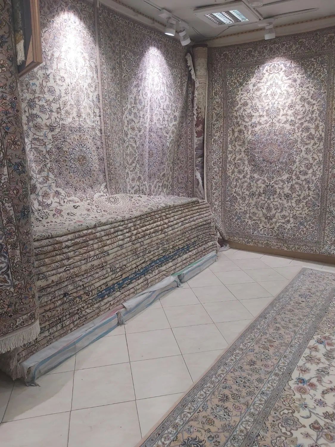 استخدام نیرو آقا جوان با ظاهری آراسته وبا ادب|استخدام خدمات فروشگاه و رستوران|اصفهان, نقش جهان|دیوار
