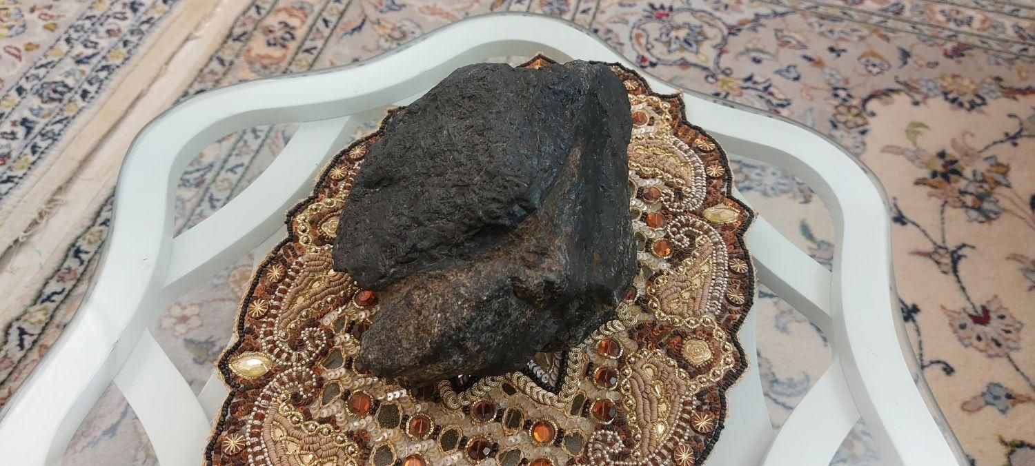 شهاب سنگ سنگی آهنی|جواهرات|تهران, فلسطین (میدان انقلاب)|دیوار