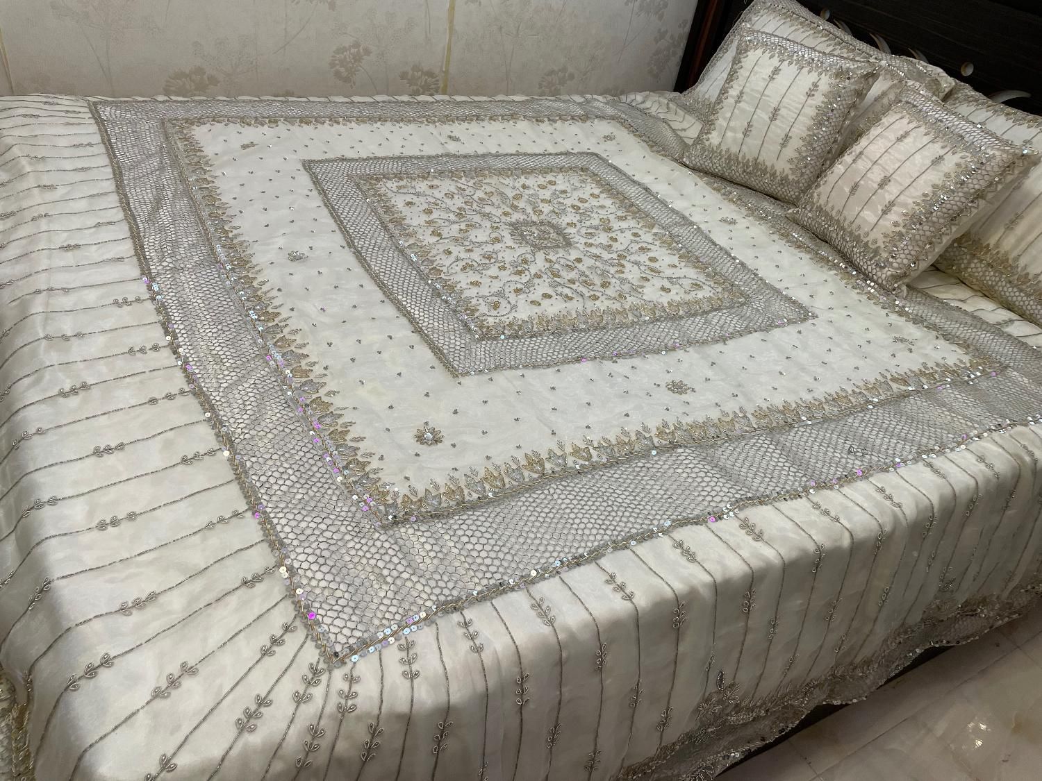 رو تختی عروس کار شده با دست|سرویس روتختی|اصفهان, احمدآباد|دیوار