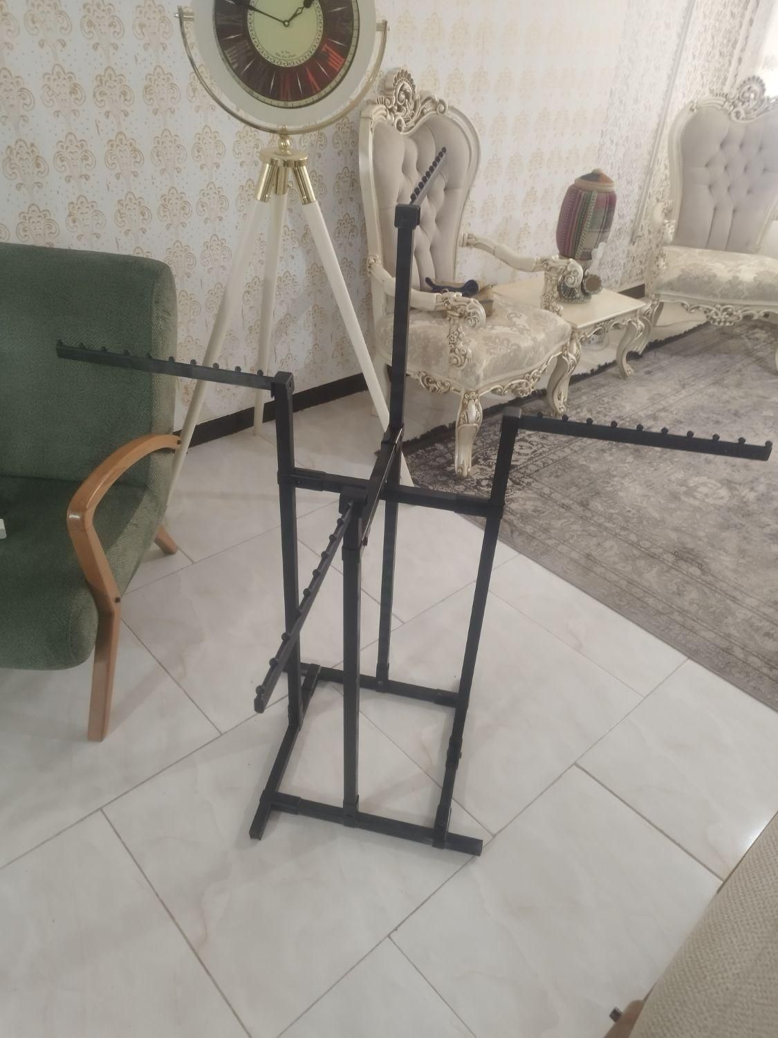 رگال لباس و چوب لباس|بندرخت و رخت‌آویز|شاهین‌شهر, شهرک ردانی پور|دیوار