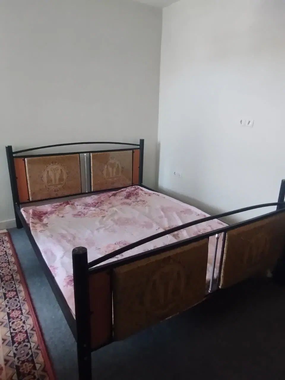 تخت دو نفره فرفوژه به همراه میز آرایشی و صندلی|تخت و سرویس خواب|صدرا-فارس, فاز ۱|دیوار