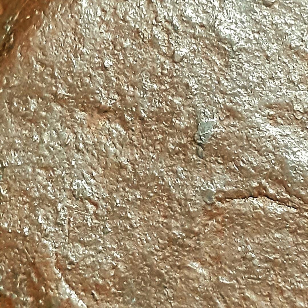 سنگی با پوسته ی سوخته و کندرول|جواهرات|تربت جام, بوستان وحدت|دیوار