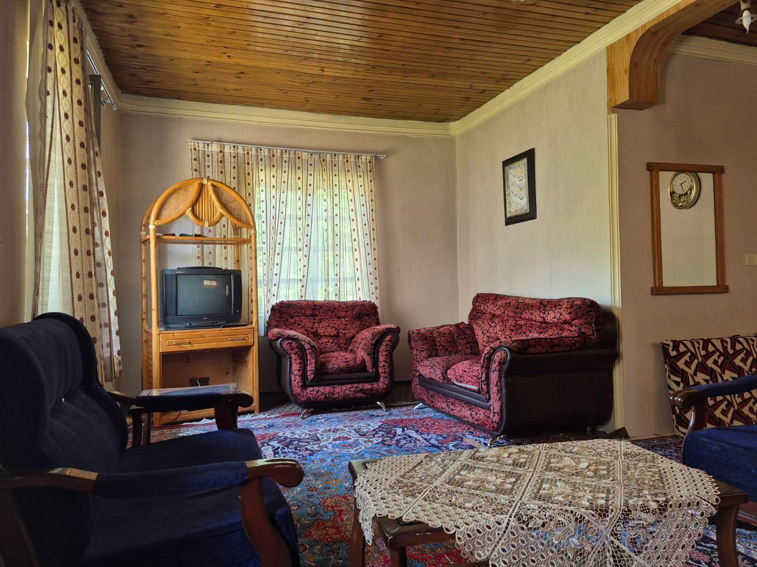 ویلای جنگلی کوهستانی با سقف چوب روس|اجارهٔ کوتاه‌مدت ویلا و باغ|کلاردشت, |دیوار