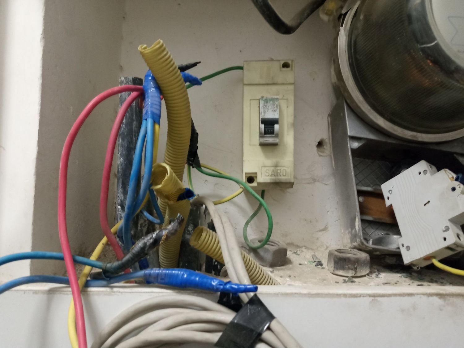 برق کشی ساختمان رفع اتصالی ونصب ایفون|خدمات پیشه و مهارت|یزد, |دیوار