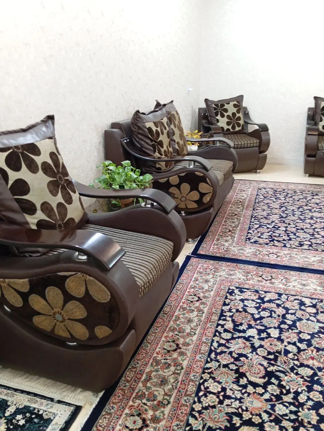 مبل راحتی،چرم و مخمل،۶نفره،با سه عدد میز اصلی|مبلمان خانگی و میز عسلی|مشهد, حجاب (شهرک غرب)|دیوار