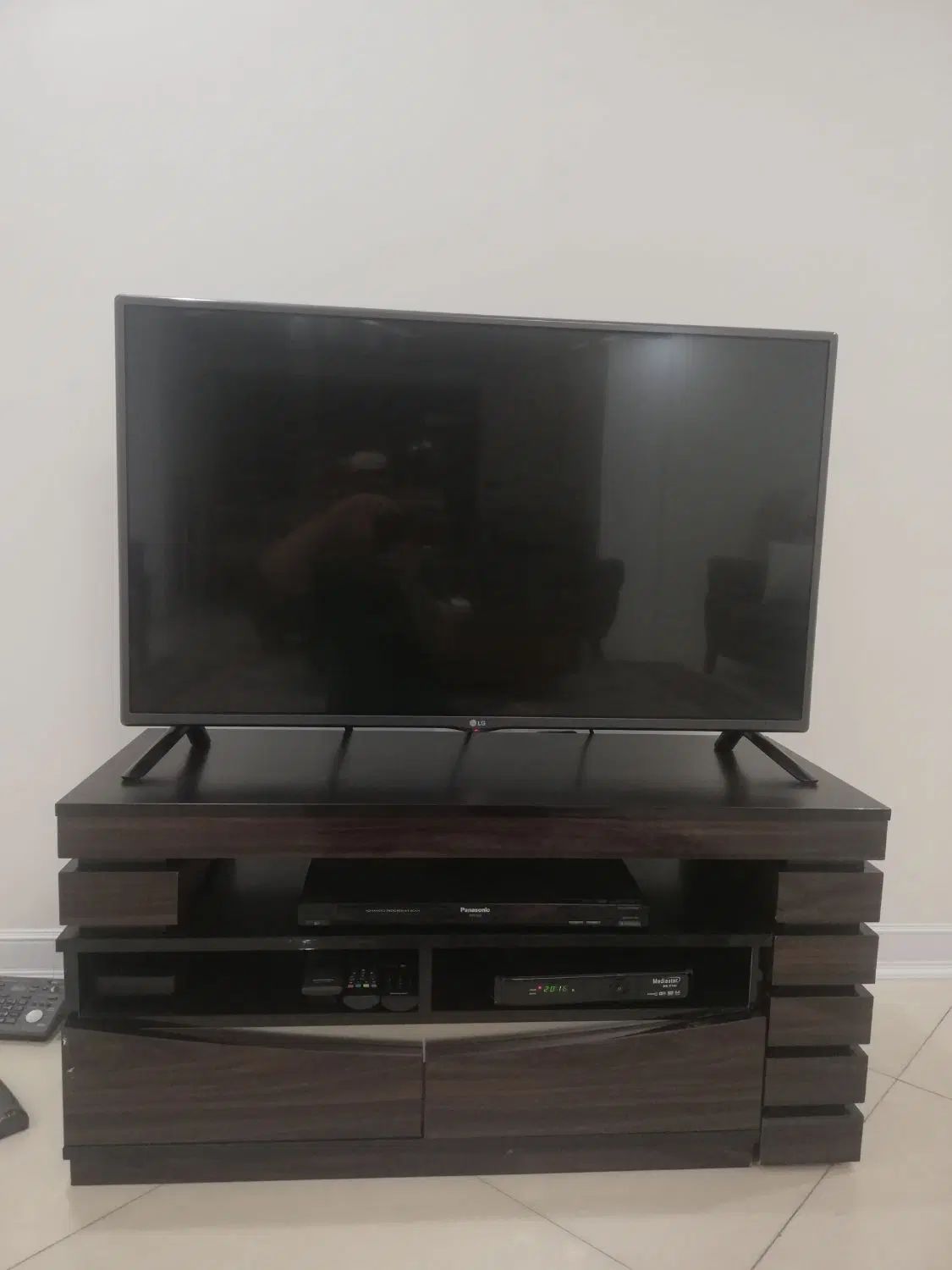 تلویزیون LG به همراه میز تلویزیون|تلویزیون و پروژکتور|تهران, باشگاه نفت|دیوار