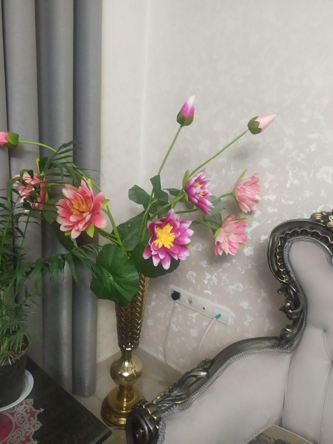 پرده زبرا گلدان بهمراه سه شاخه گل|گل مصنوعی|کرج, منظریه|دیوار
