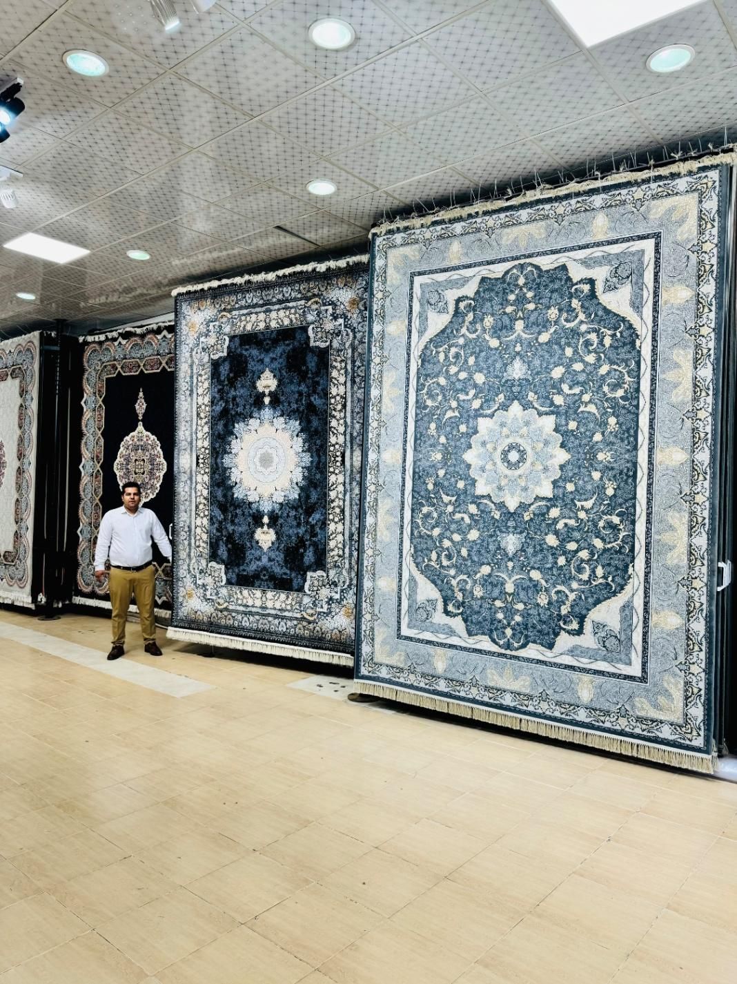 فرش۷۰۰شانه سلیمان تراک ۲۵۵۰جدید|فرش|شیراز, قلات|دیوار