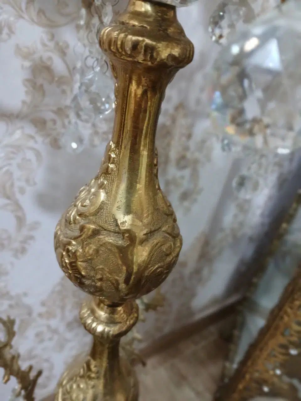 دو عدد لوستر ایستاده کنارسالنی ۱۳شعله برنز|لوستر و چراغ آویز|خرم‌آباد, |دیوار