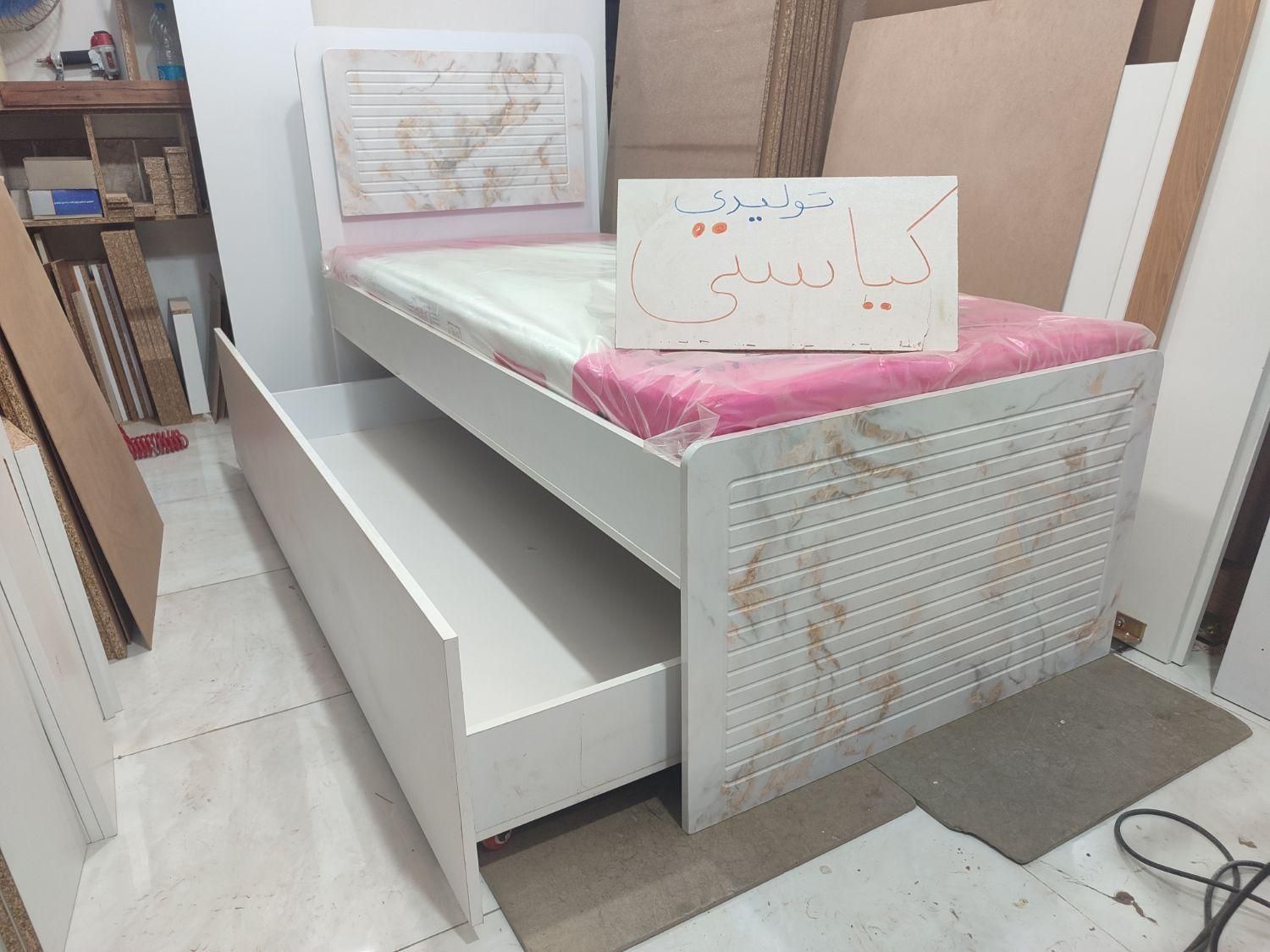 تخت یک نفره . سرویس خواب.میز تحریر.تخت کیاستی|تخت و سرویس خواب|مشهد, گلبرگ شمالی|دیوار