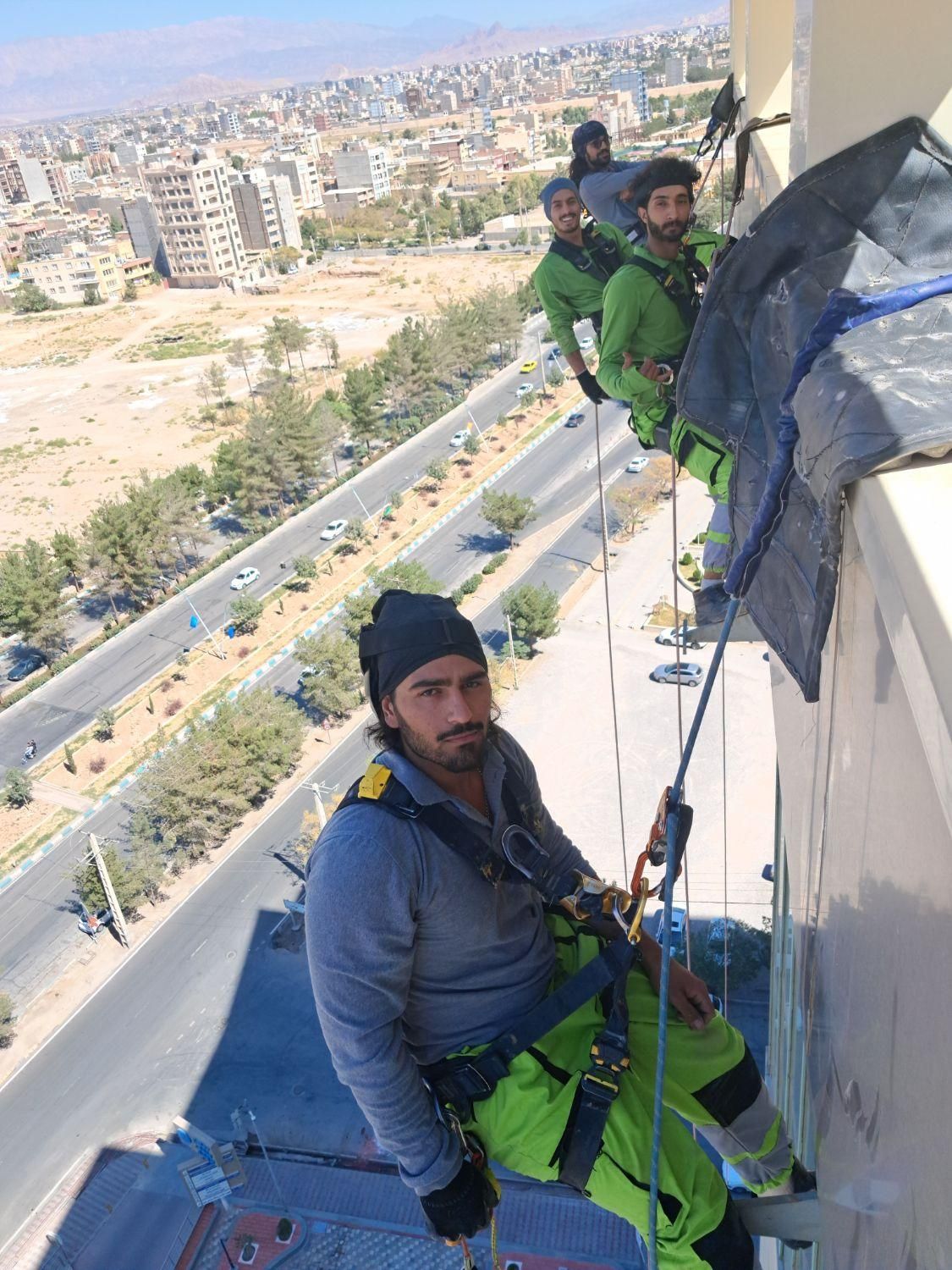 کاردر ارتفاع با طناب.راپل.بندباز.بدون داربست.پیچ|خدمات پیشه و مهارت|کرمان, |دیوار