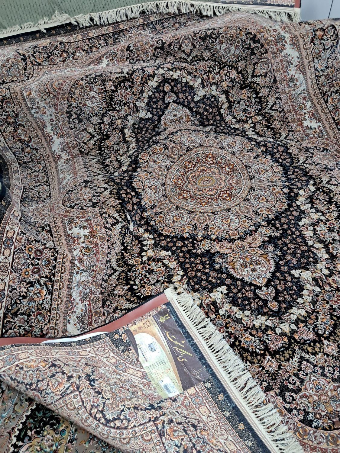 یک جفت فرش۹متری۷۰۰شانه۲۵۵۰تراکم نگین مشهد سورمه ای|فرش|تهران, سجاد|دیوار