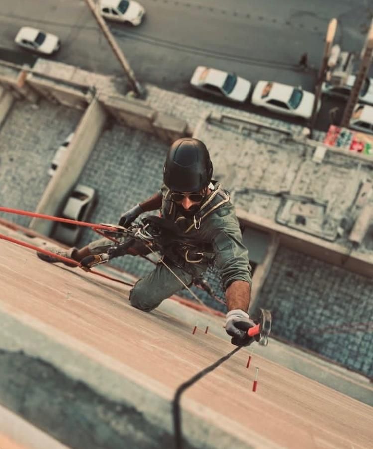 کار با طناب بدون‌ داربست پیچ رولپلاک نما برق کاری|خدمات پیشه و مهارت|اهواز, کیانپارس |دیوار