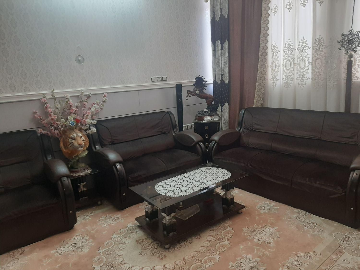 مبل ۷نفره راحتی بامیزعسلی جنس چرم مخمل بادوام|مبلمان خانگی و میز عسلی|قم, نیروگاه|دیوار